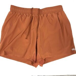 ALO Yoga Alumni Activewear Light Brown Lined " Shorts Women's Size Medium
